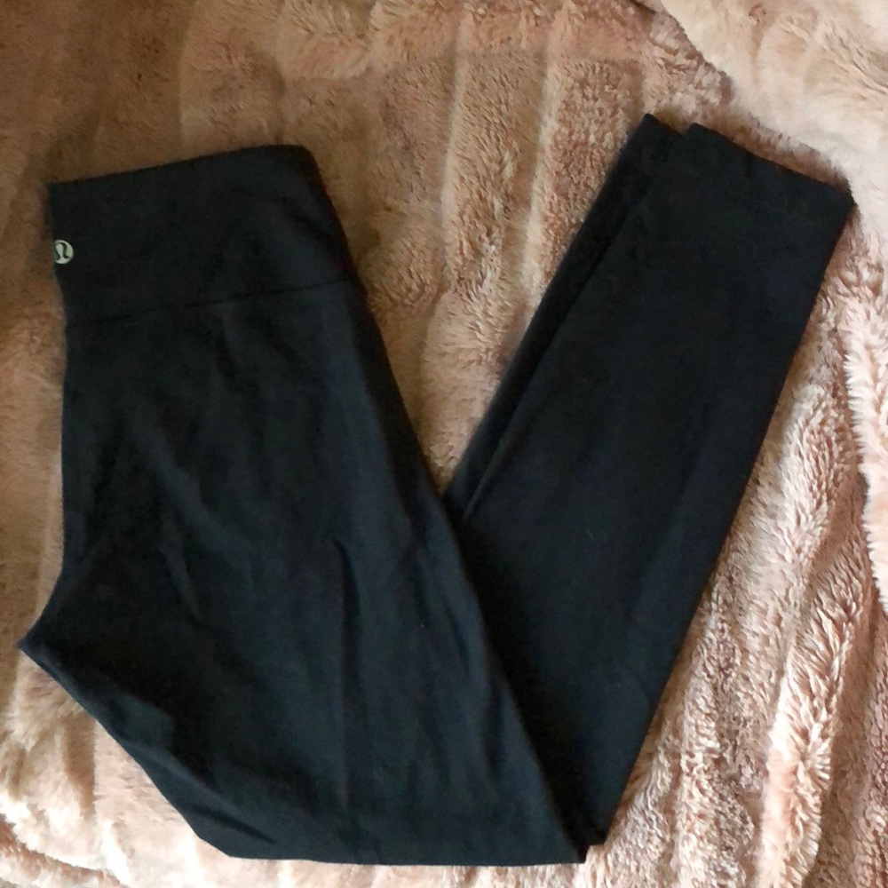 BLACK lululemon Wunder Under leggings!
